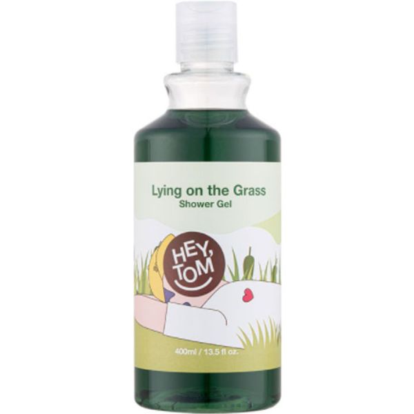 躺在草地上使用沐浴露