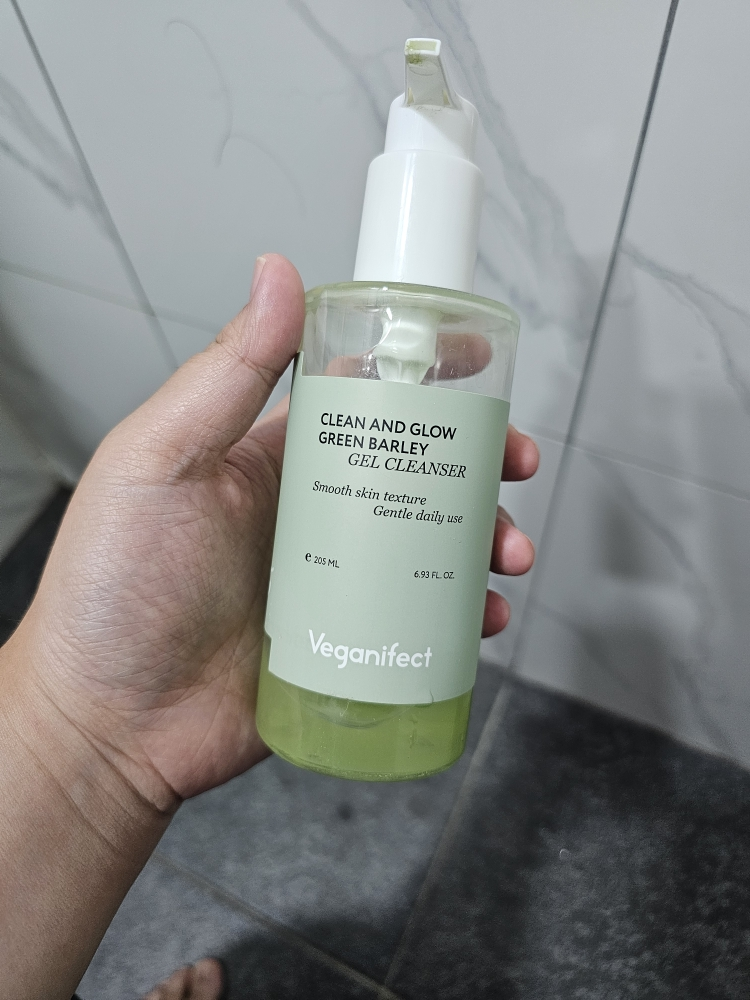 Real user review photo of CLEAN AND GLOW GREEN BARLEY GEL CLEANSER