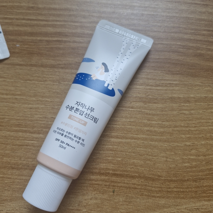 자작나무 수분 톤업 선크림 [SPF50+/PA++++] review image