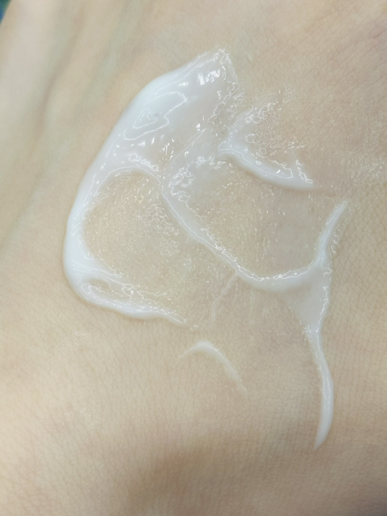 이니스프리 (INNISFREE) 그린티 히알루론산 진정수분 선세럼 [SPF50+/PA++++] review image