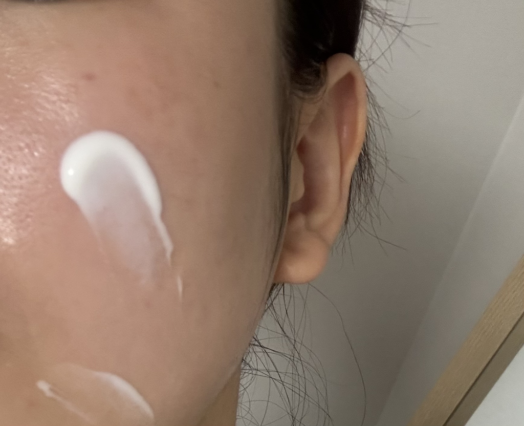 이니스프리 (INNISFREE) 그린티 히알루론산 진정수분 선세럼 [SPF50+/PA++++] review image