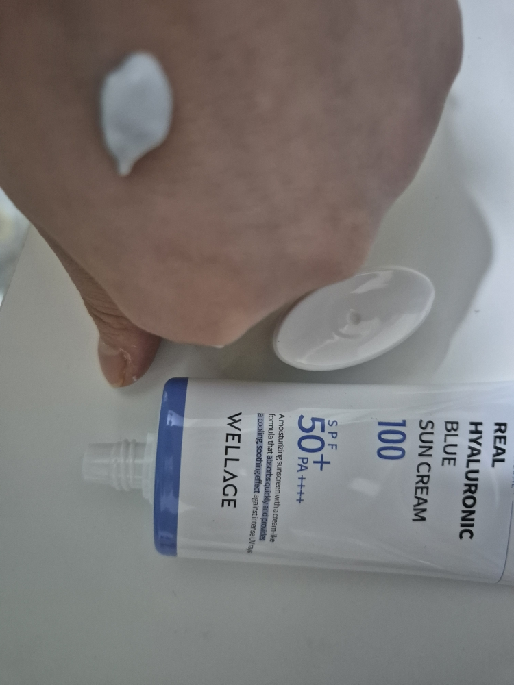 웰라쥬 (WELLAGE) 리얼 히알루로닉 블루 선크림 [SPF50+/PA++++] review image