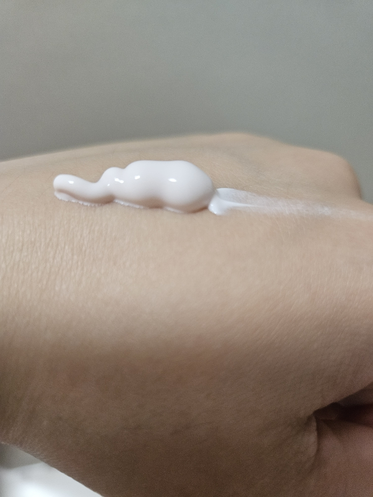 이니스프리 (INNISFREE) 왕벚꽃 글로우 톤업 크림 review image