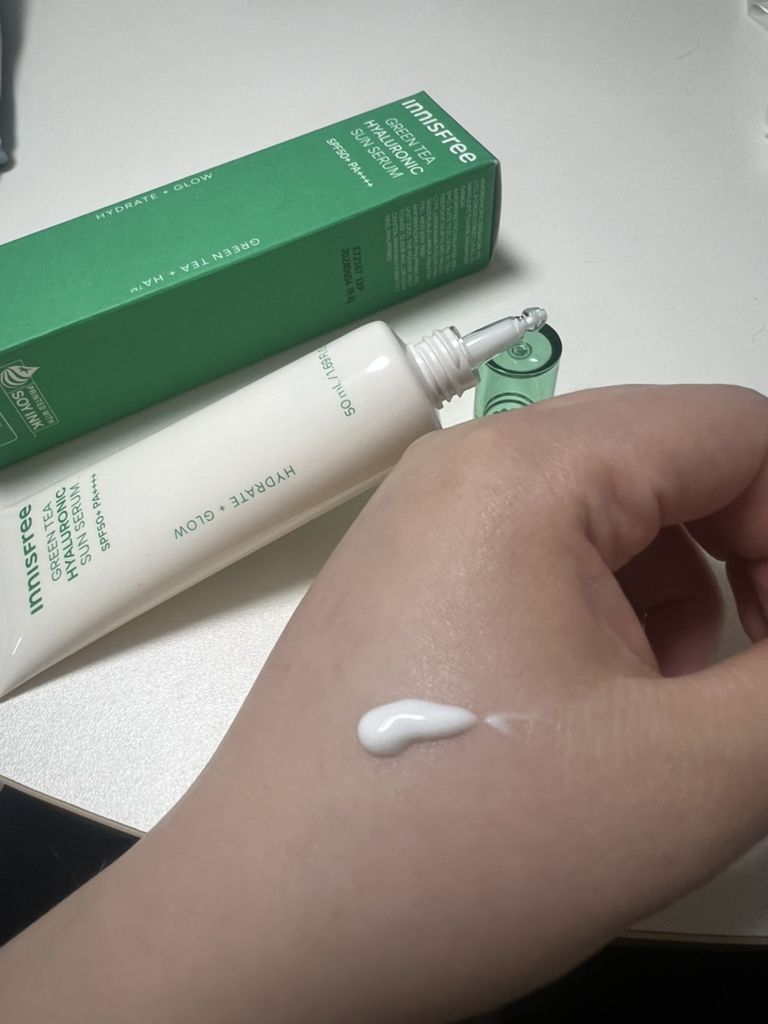 이니스프리 (INNISFREE) 그린티 히알루론산 진정수분 선세럼 [SPF50+/PA++++] review image