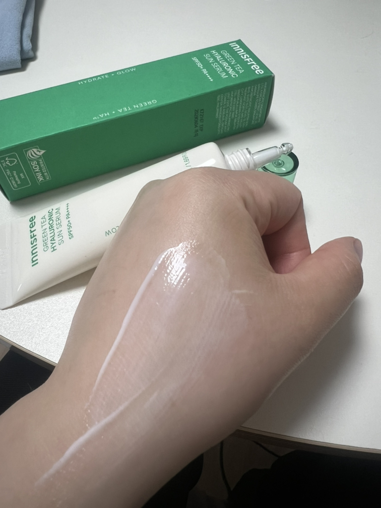 이니스프리 (INNISFREE) 그린티 히알루론산 진정수분 선세럼 [SPF50+/PA++++] review image