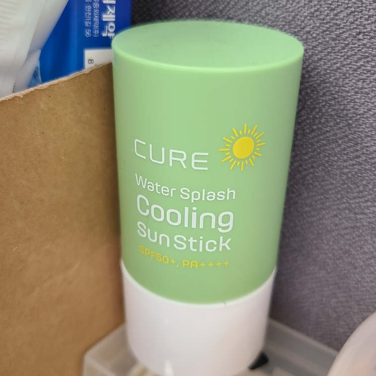 큐어 (CURE) 알로에 쉴드 쿨링 선스틱 [SPF50+/PA++++] review image