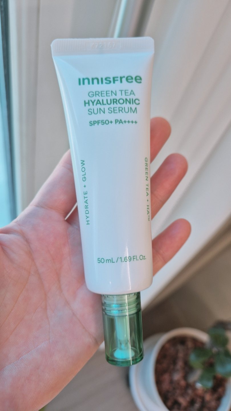 이니스프리 (INNISFREE) 그린티 히알루론산 진정수분 선세럼 [SPF50+/PA++++] review image