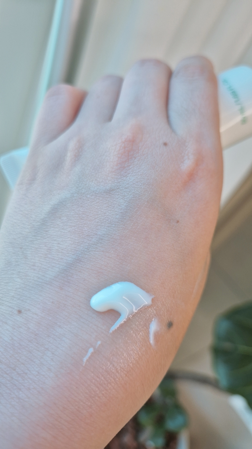 이니스프리 (INNISFREE) 그린티 히알루론산 진정수분 선세럼 [SPF50+/PA++++] review image