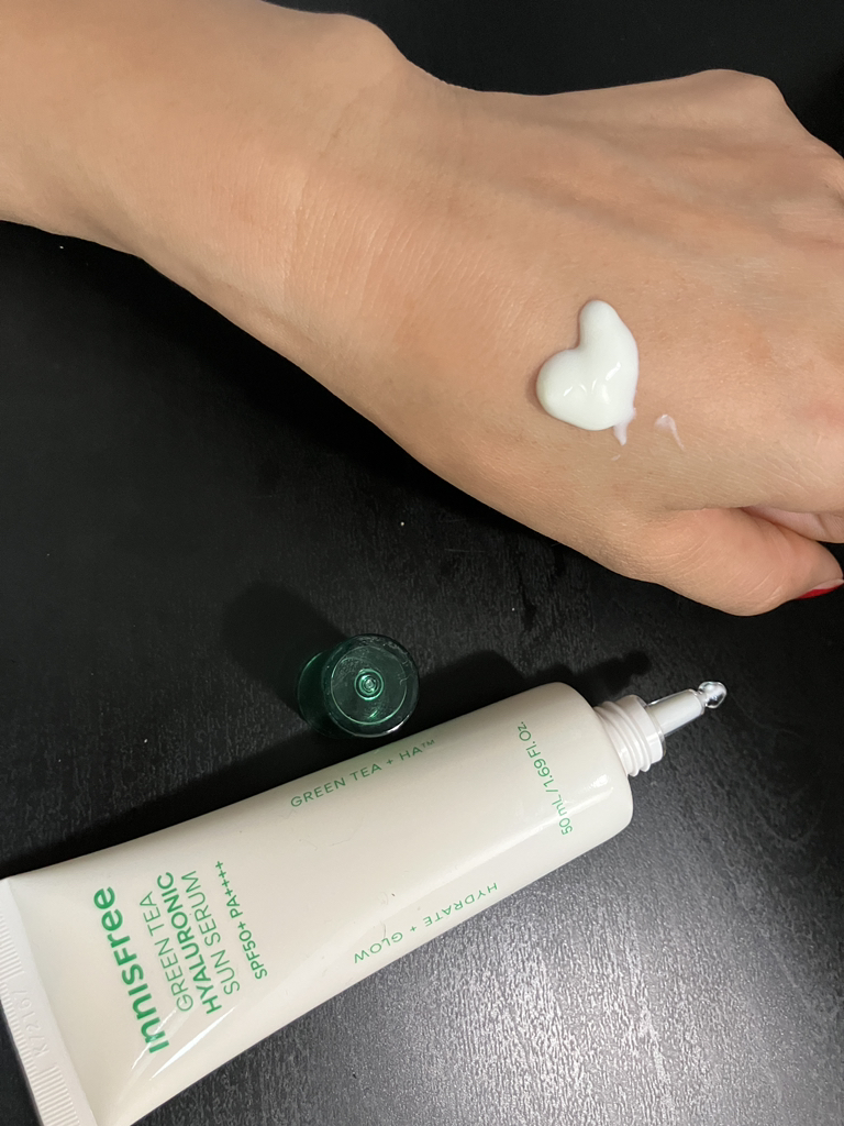 이니스프리 (INNISFREE) 그린티 히알루론산 진정수분 선세럼 [SPF50+/PA++++] review image