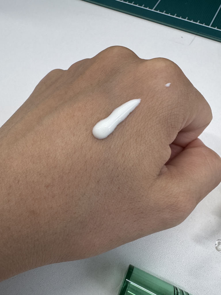 이니스프리 (INNISFREE) 그린티 히알루론산 진정수분 선세럼 [SPF50+/PA++++] review image