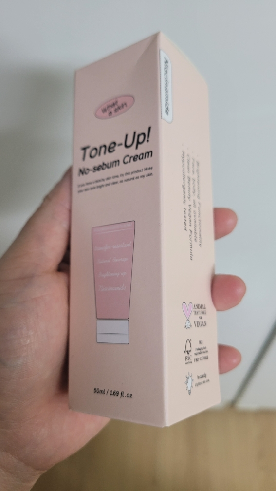 와더스킨 (Whataskin) 노세범 화이트닝 톤업크림 review image