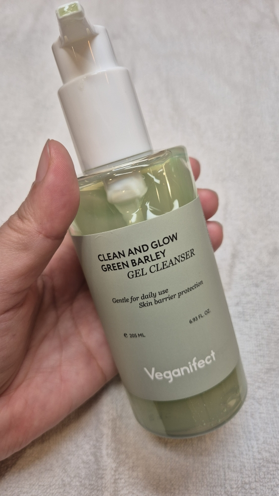 VEGANIFECT CLEAN AND GLOW GREEN BARLEY GEL CLEANSER review image