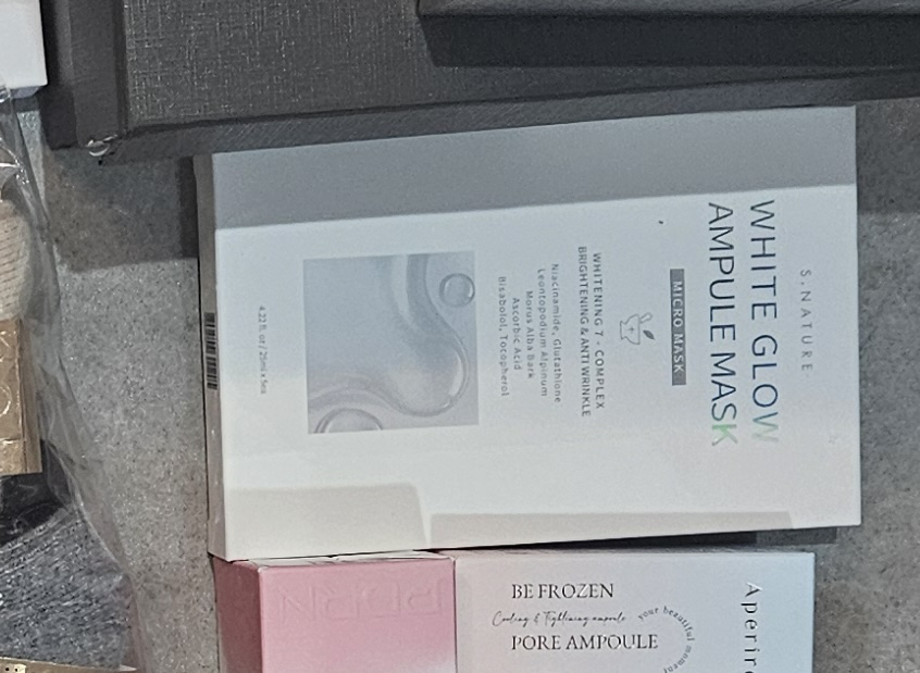 白色发光安瓿面膜的真实用户使用照片