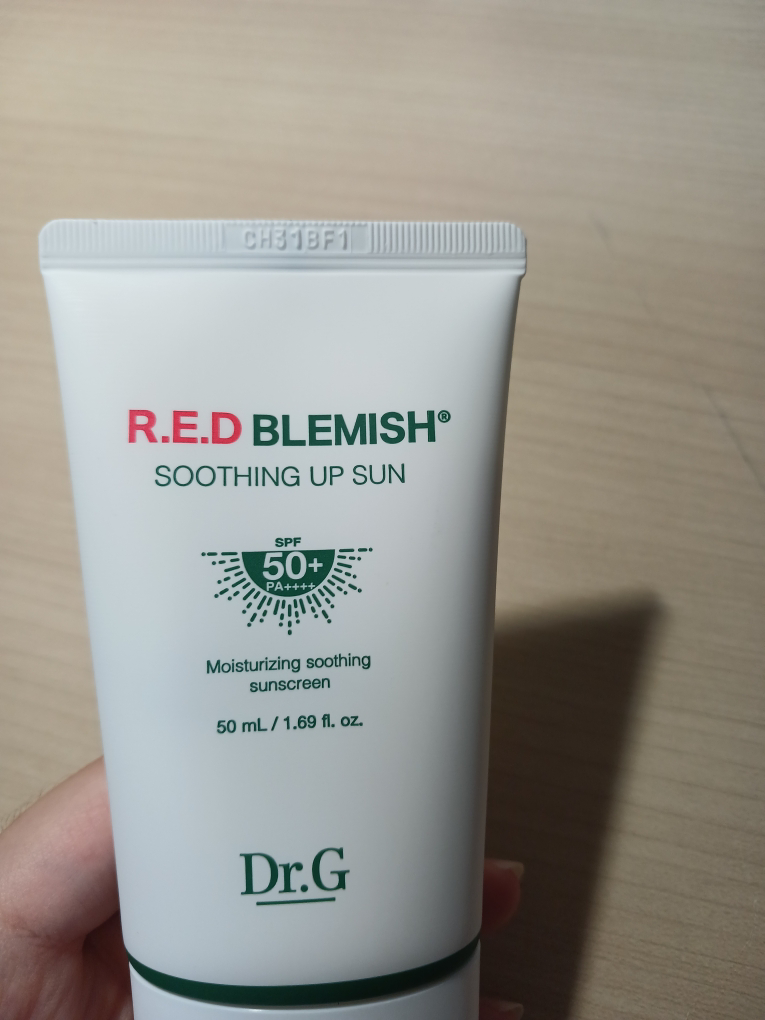 红色痤疮舒缓修护防晒霜 [SPF50+/PA++++]的真实用户使用照片