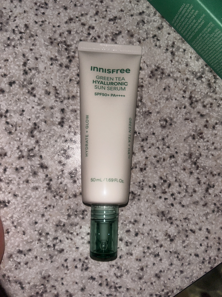 이니스프리 (INNISFREE) 그린티 히알루론산 수분 선세럼 [SPF50+/PA++++] review image