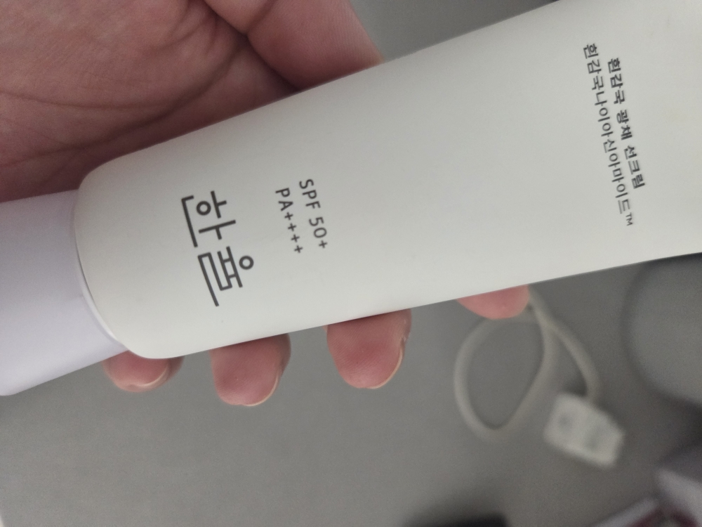 한율 (HANYUL) 흰감국 광채 선크림 [SPF50+/PA++++] review image