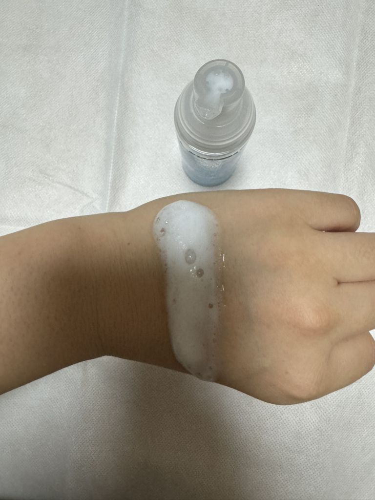 蓝色调柔和的爽肤水的真实用户使用照片