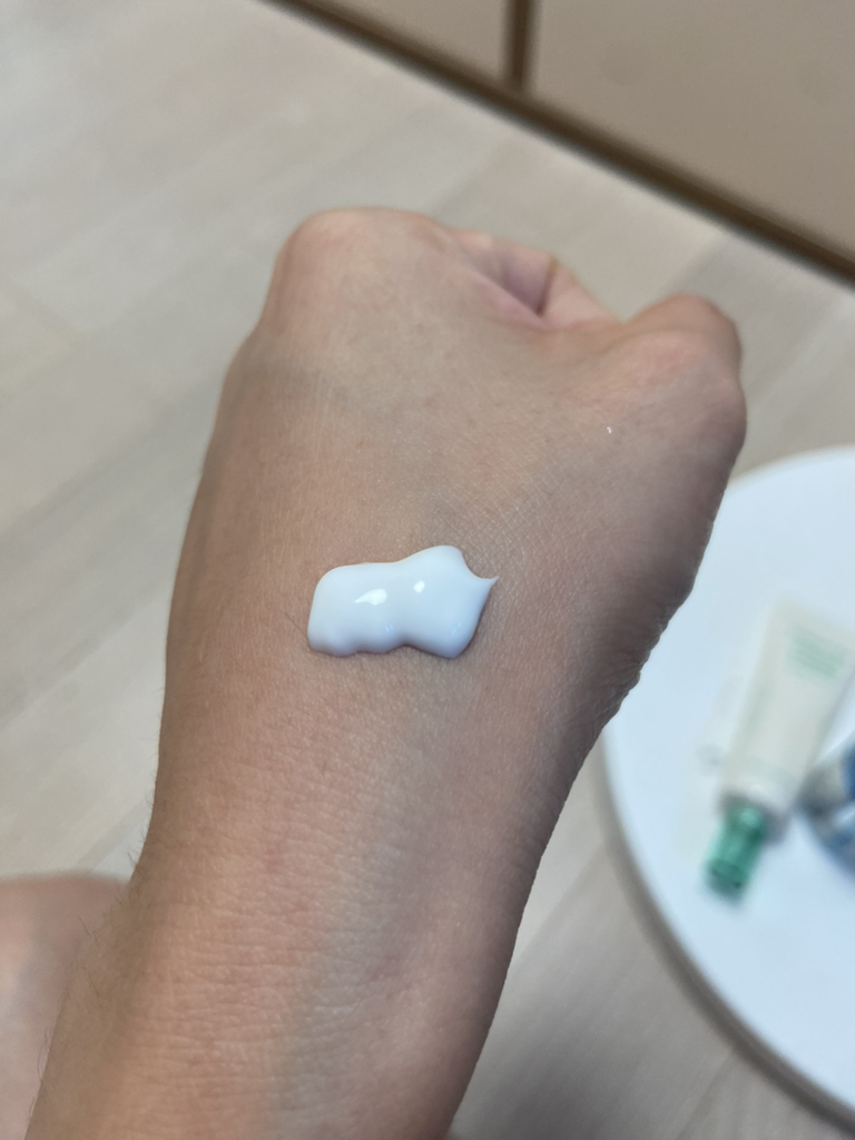 绿茶玻尿酸舒缓保湿防晒精华液 [SPF50+/PA++++]的真实用户使用照片