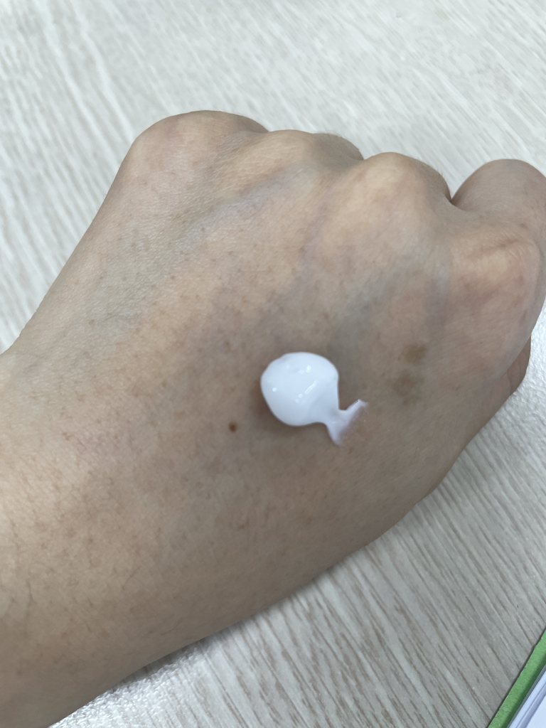 일리윤 (ILLIYOON) 세라마이드 무향 비건 핸드크림 review image