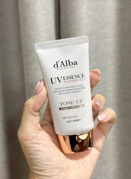 달바 (d'Alba) 비건 수퍼 모이스처 에센스 선크림 [SPF50+/PA++++] review image