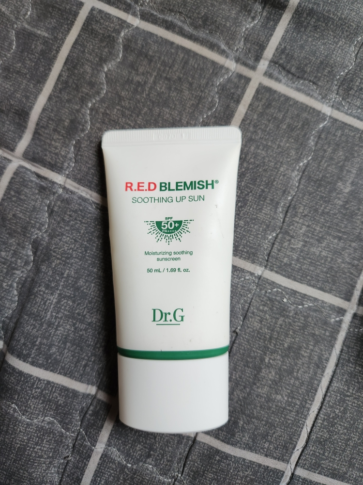 红色痤疮舒缓修护防晒霜 [SPF50+/PA++++]的真实用户使用照片