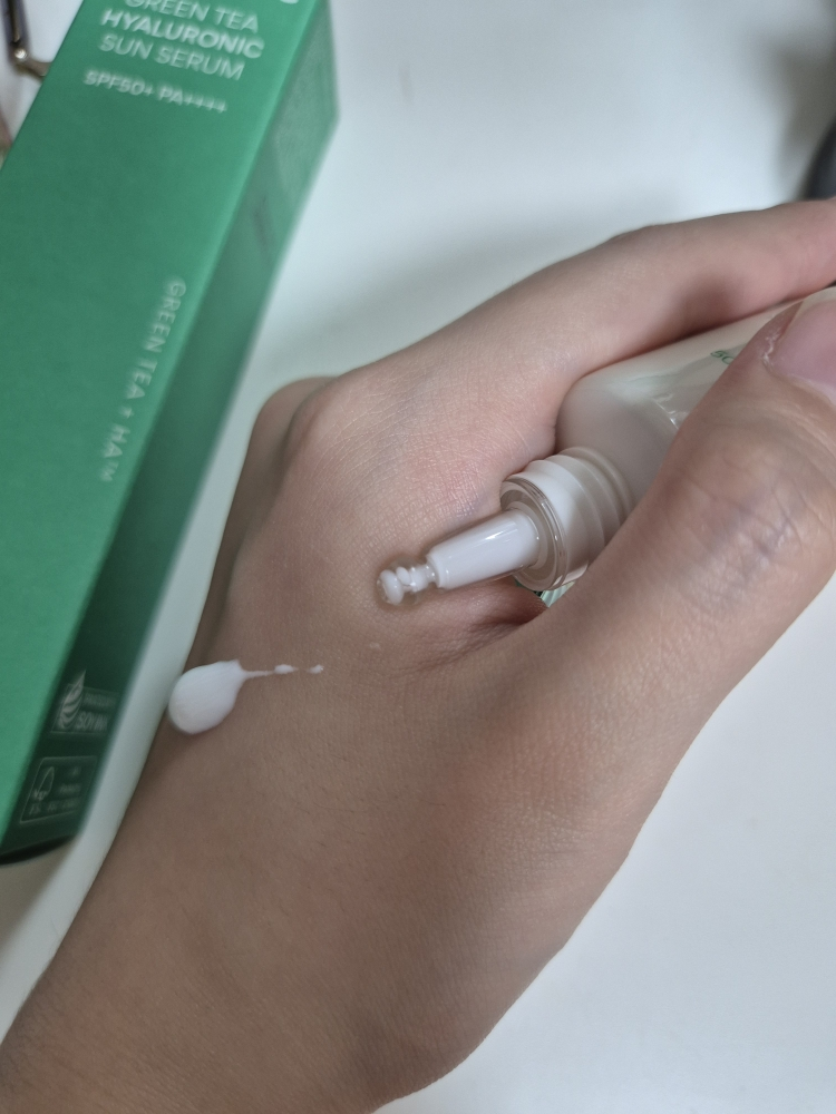 绿茶玻尿酸舒缓保湿防晒精华液 [SPF50+/PA++++]的真实用户使用照片
