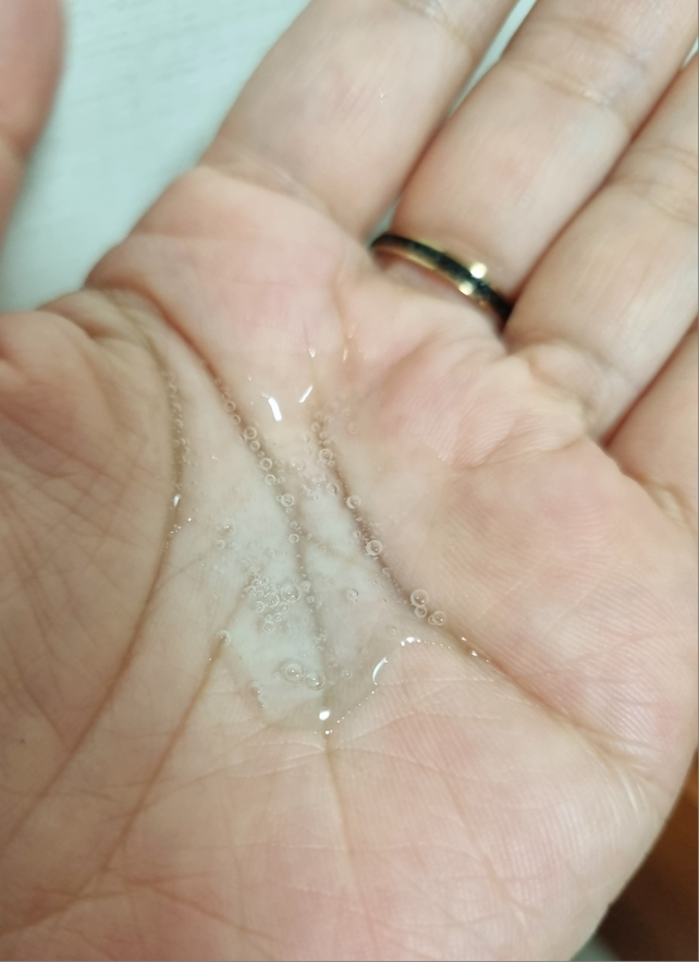 蓝色调柔和的爽肤水的真实用户使用照片