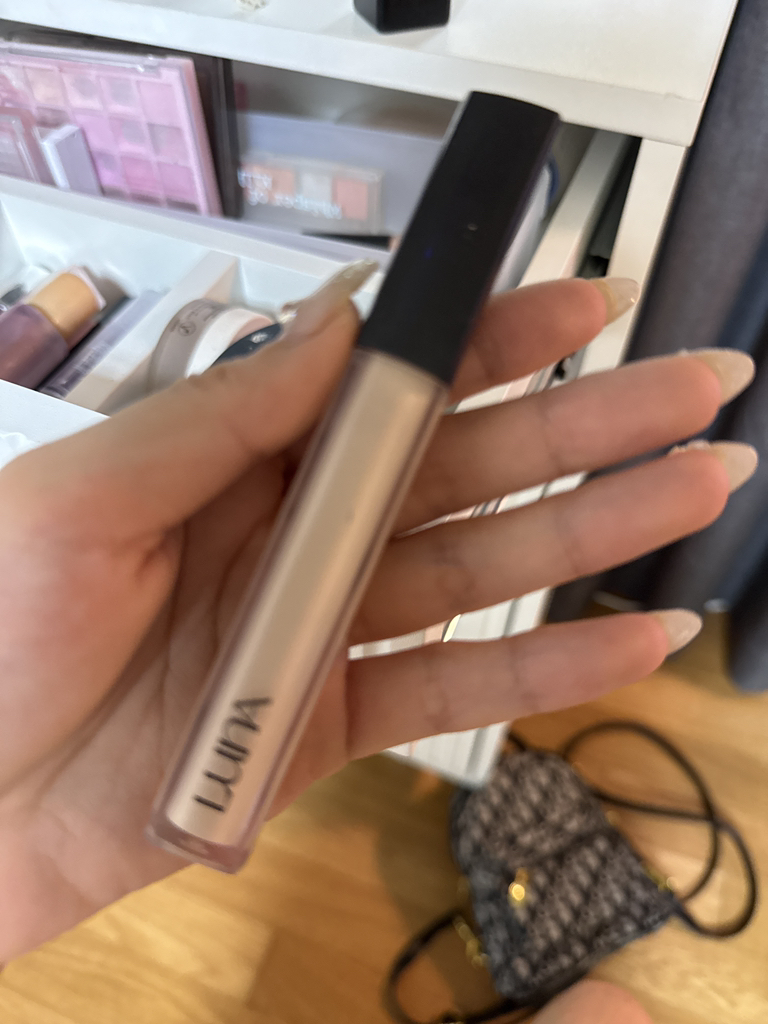 루나 (LUNA) 롱래스팅 팁 컨실러 [SPF34/PA++] [0.5호 포슬린] review image