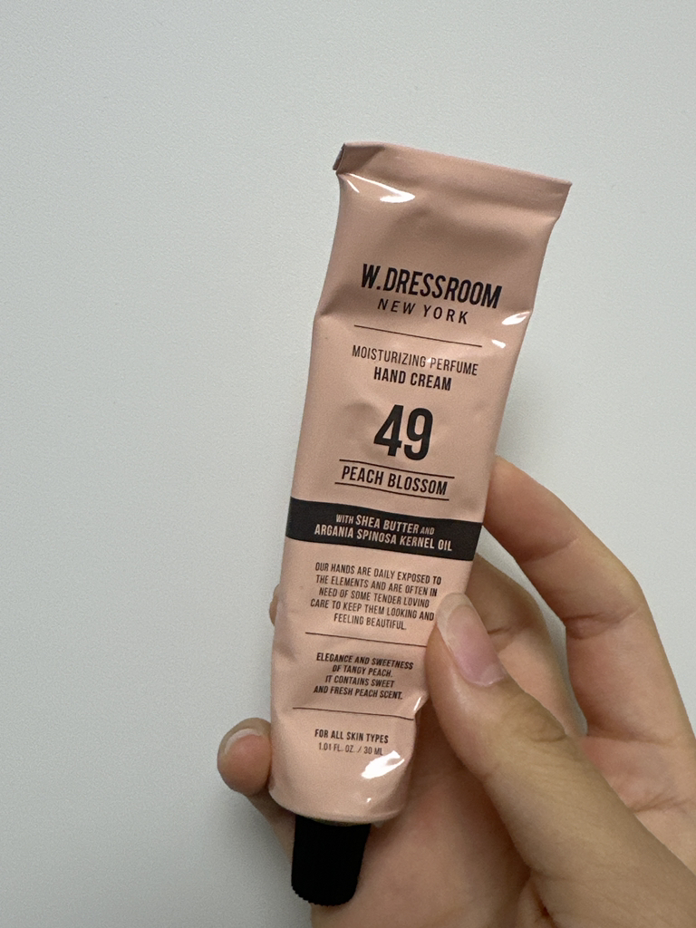 더블유드레스룸 (W.DRESSROOM) 퍼퓸 핸드크림 [No.49 피치블러썸] review image