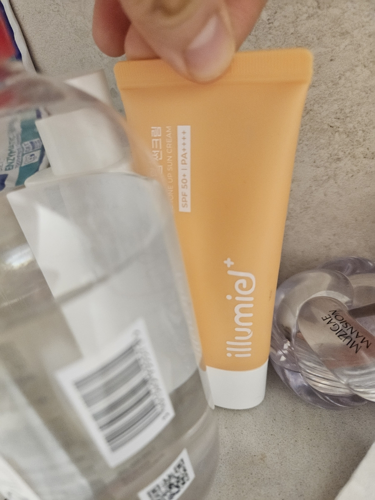 일루미엘 (illumiel+) 스킨 핏 톤업 선크림 [SPF50+/PA++++] review image
