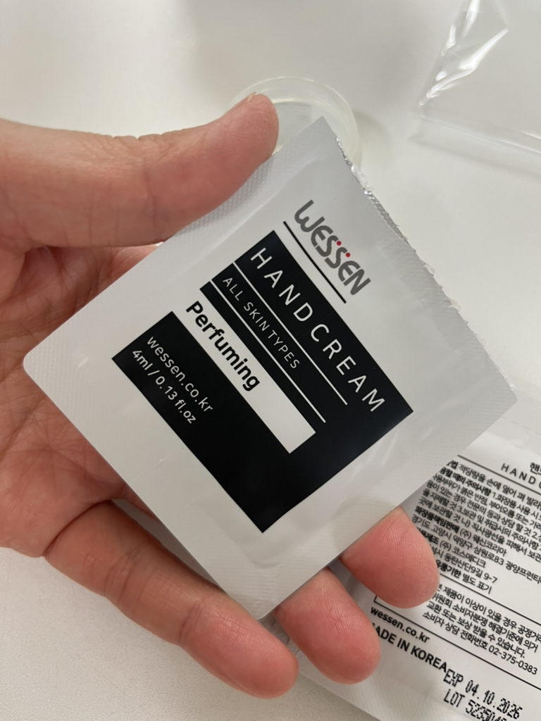 웨신 (WESSEN) 시어버터 퍼퓸 핸드크림 review image