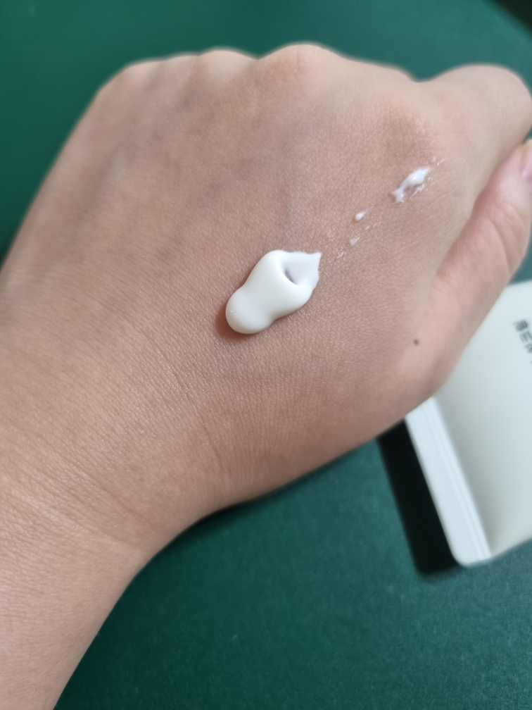 한율 (HANYUL) 어린쑥 수분진정 선크림 [SPF50+/PA++++] review image