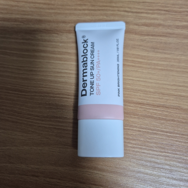 더마블록 (Dermablock®) 선크림 [SPF50+/PA++++] [톤업] review image