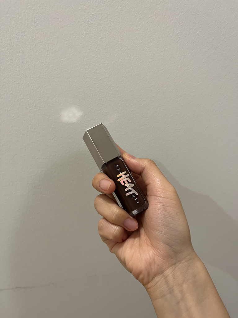 펜티뷰티 (FentyBeauty) 글로스 밤 히트 유니버셜 립 루미나이저 + 플럼퍼 [핫초콜릿히트] review image