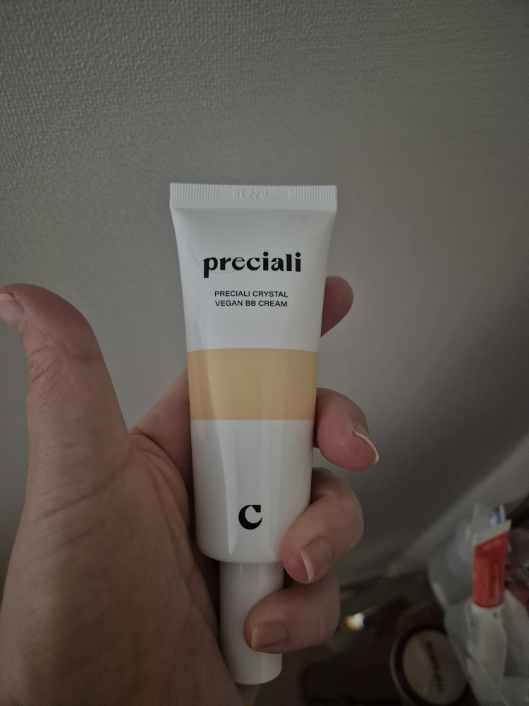 프리셜리 (PRECIALI) 크리스탈 비건 비비크림 [SPF38/PA+++] [01 라이트베이지] review image