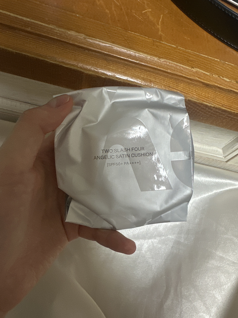 투슬래시포 (TOWSLASHFOUR) 엔젤릭 새틴 쿠션 [SPF50+/PA++++] [N19] review image