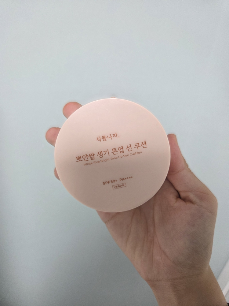식물나라 (SHINGMULNARA) 뽀얀쌀 생기 톤업 선쿠션 [SPF50+/PA++++] [02 생기피치] review image