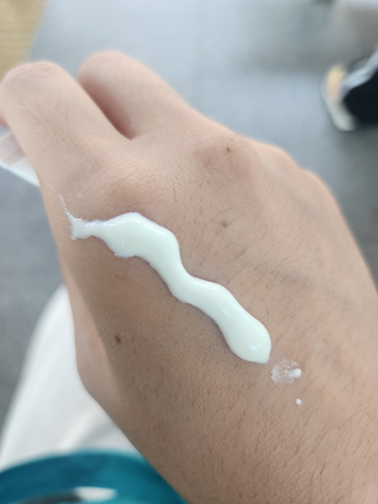 舒缓保湿轻质防晒霜 [SPF50+/PA++++]的真实用户使用照片