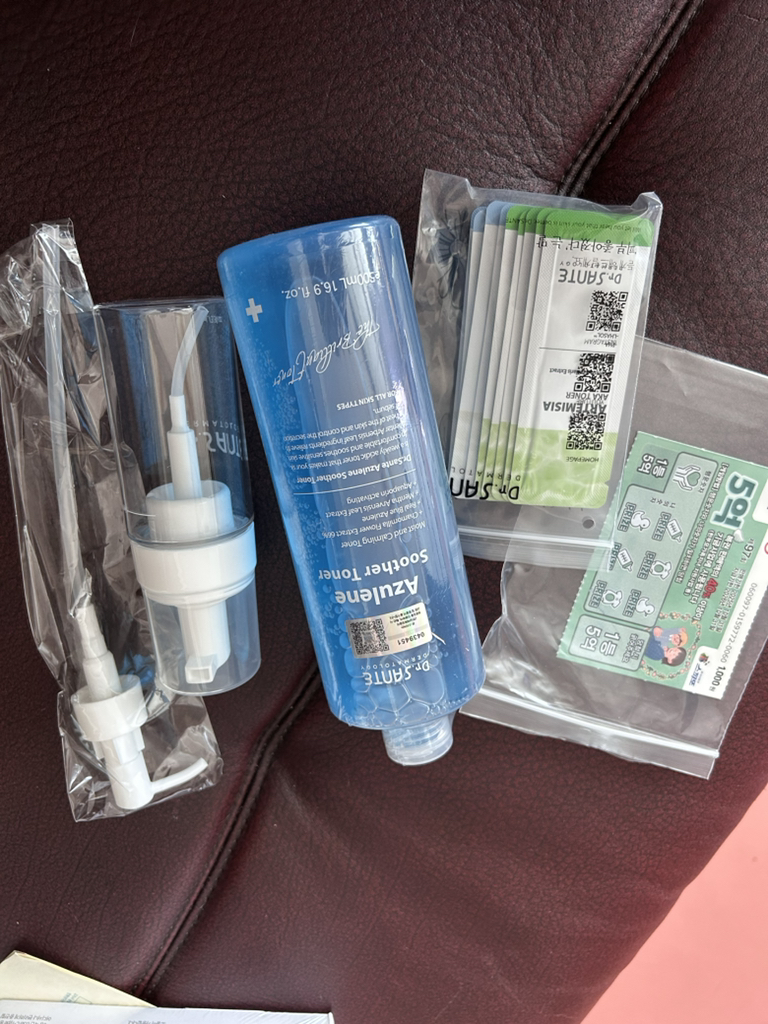 蓝色调柔和的爽肤水的真实用户使用照片