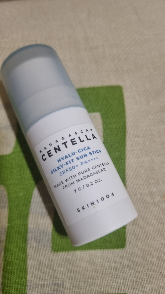 스킨1004 (SKIN1004) 마다가스카르 센텔라 히알루-시카 실키핏 선 스틱 [SPF50+/PA++++] review image