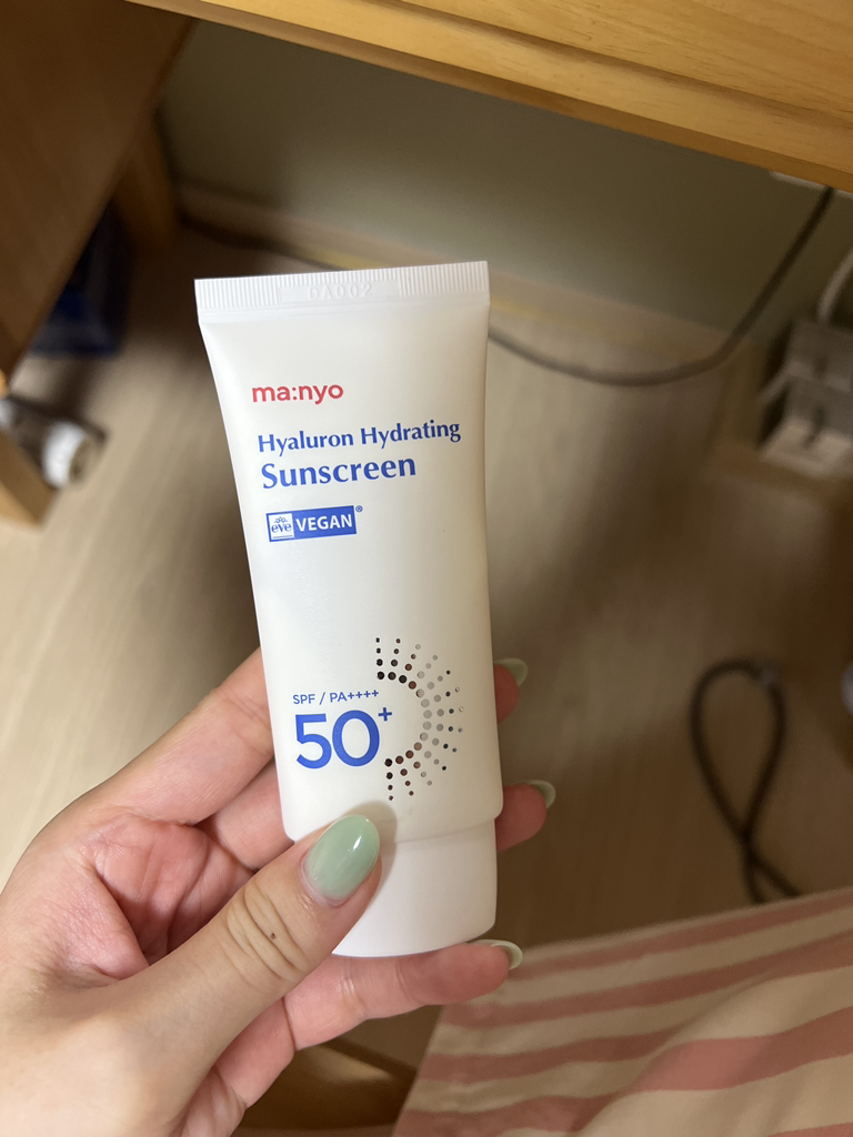 마녀공장 (manyo) 히알루론 하이드레이팅 선크림 [SPF50+/PA++++] review image