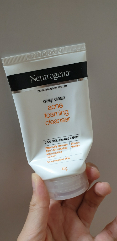 Neutrogena 深层清洁泡沫洁面乳 [痤疮] common.review image