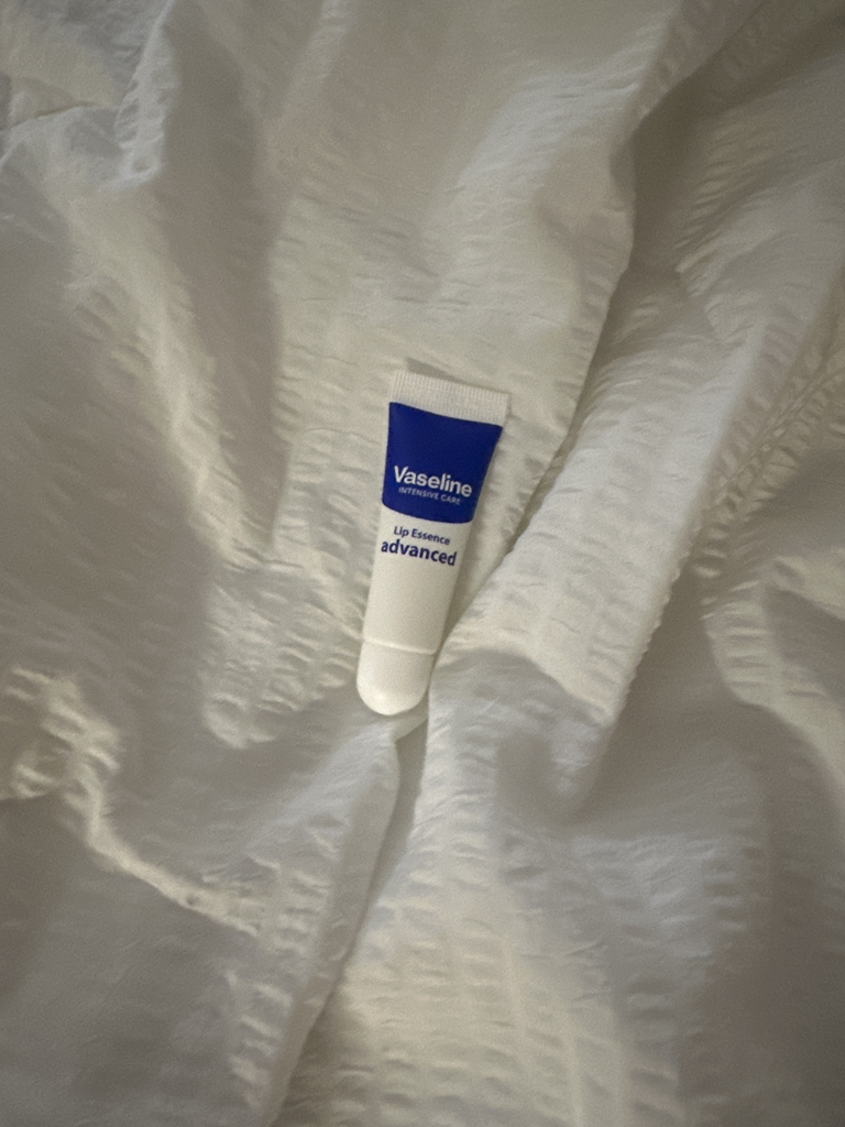 바세린 (Vaseline) 인텐시브 케어 립에센스 립밤 [어드밴스드] review image
