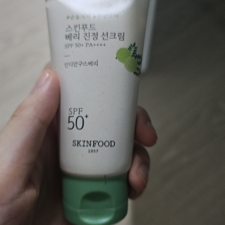 스킨푸드 (SKINFOOD) 베리 선크림 [SPF50+/PA++++] [진정] review image