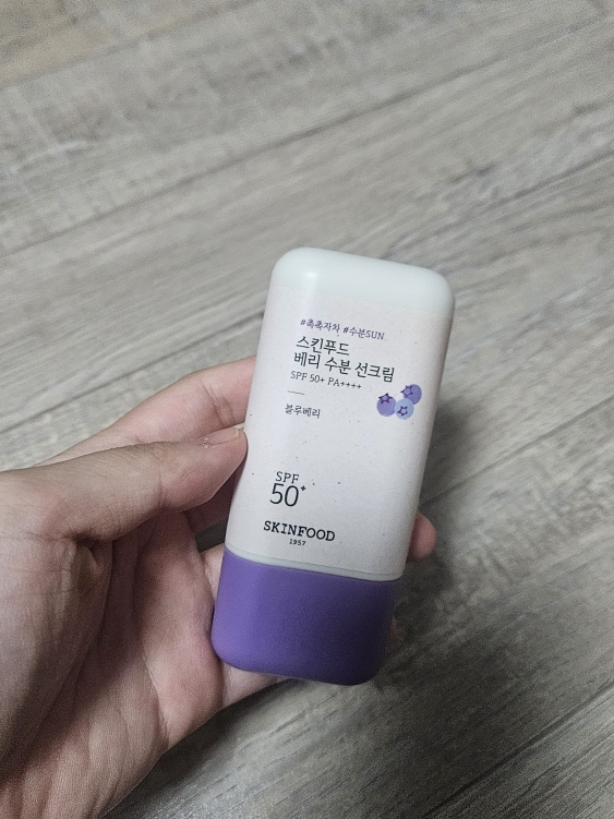 스킨푸드 (SKINFOOD) 베리 선크림 [SPF50+/PA++++] [수분] review image