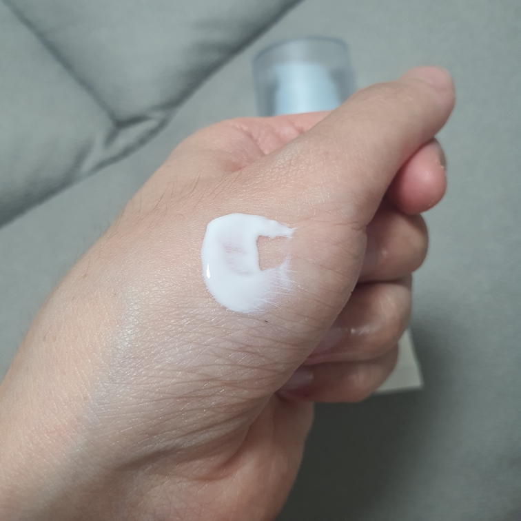 马达加斯加圣特拉玻尿酸水润防晒精华液 [SPF50+/PA++++]的真实用户使用照片