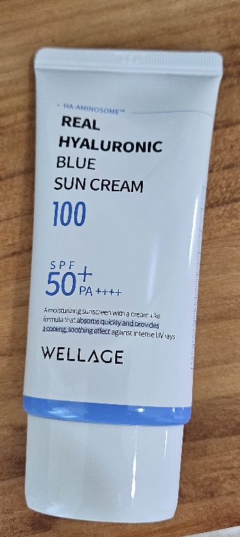 웰라쥬 (WELLAGE) 리얼 히알루로닉 블루 선크림 [SPF50+/PA++++] review image