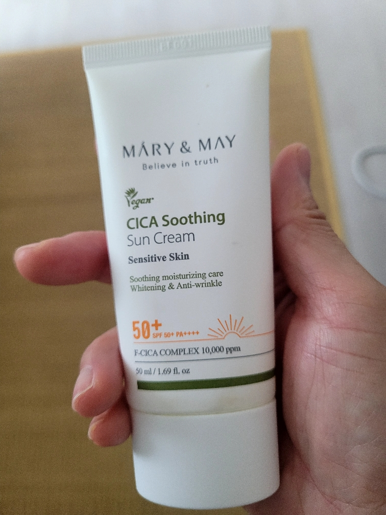 마리엔메이 (MARY&MAY) 비건 시카 수딩 선크림 [SPF50+/PA++++] review image