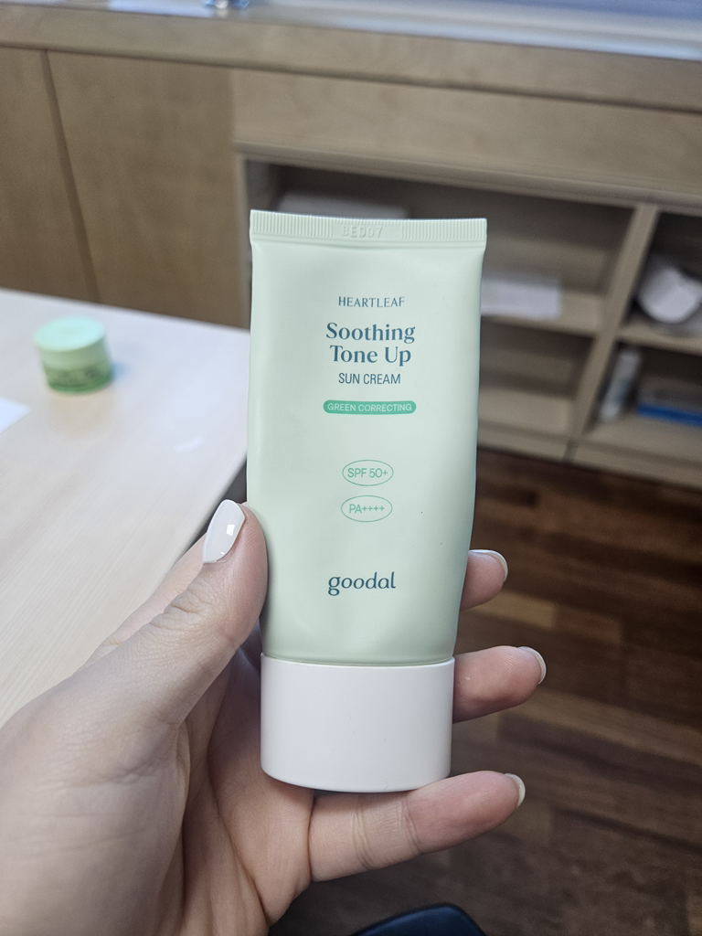 구달 (goodal) 어성초 진정 그린 톤업선크림 [SPF50+/PA++++] review image