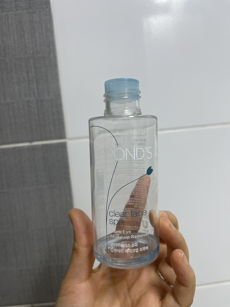 清洁面部水疗唇部和眼部卸妆液的真实用户使用照片